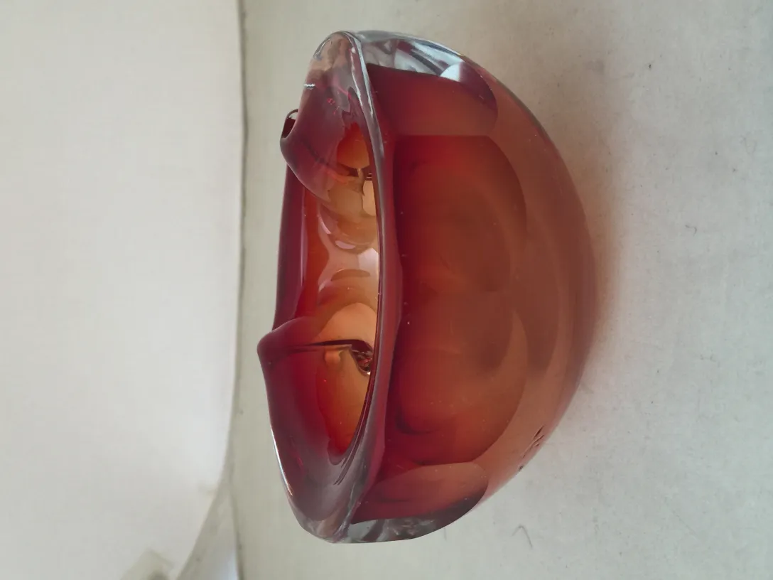 murano-glas mit rötlichen tönen und einzigartigen details