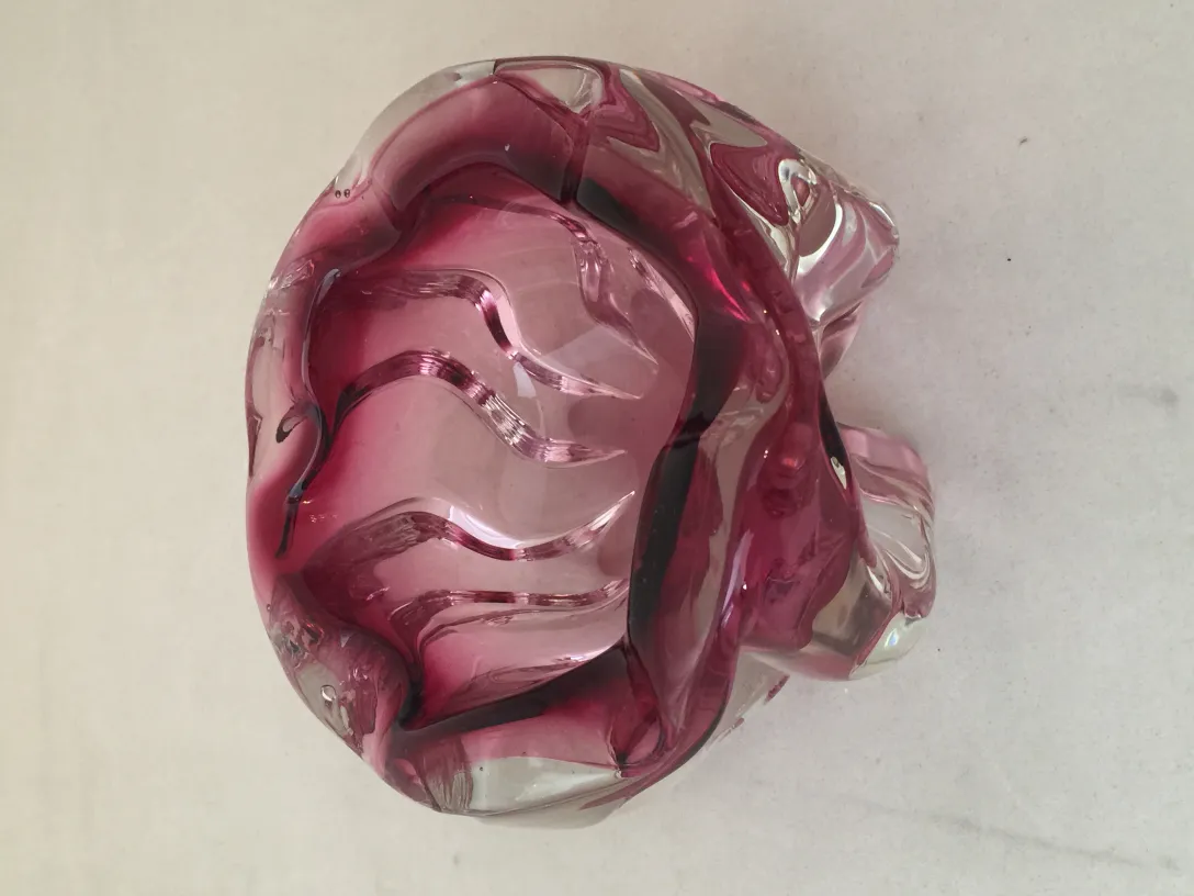 Cristal de Murano rosa com design ondulado e elegante