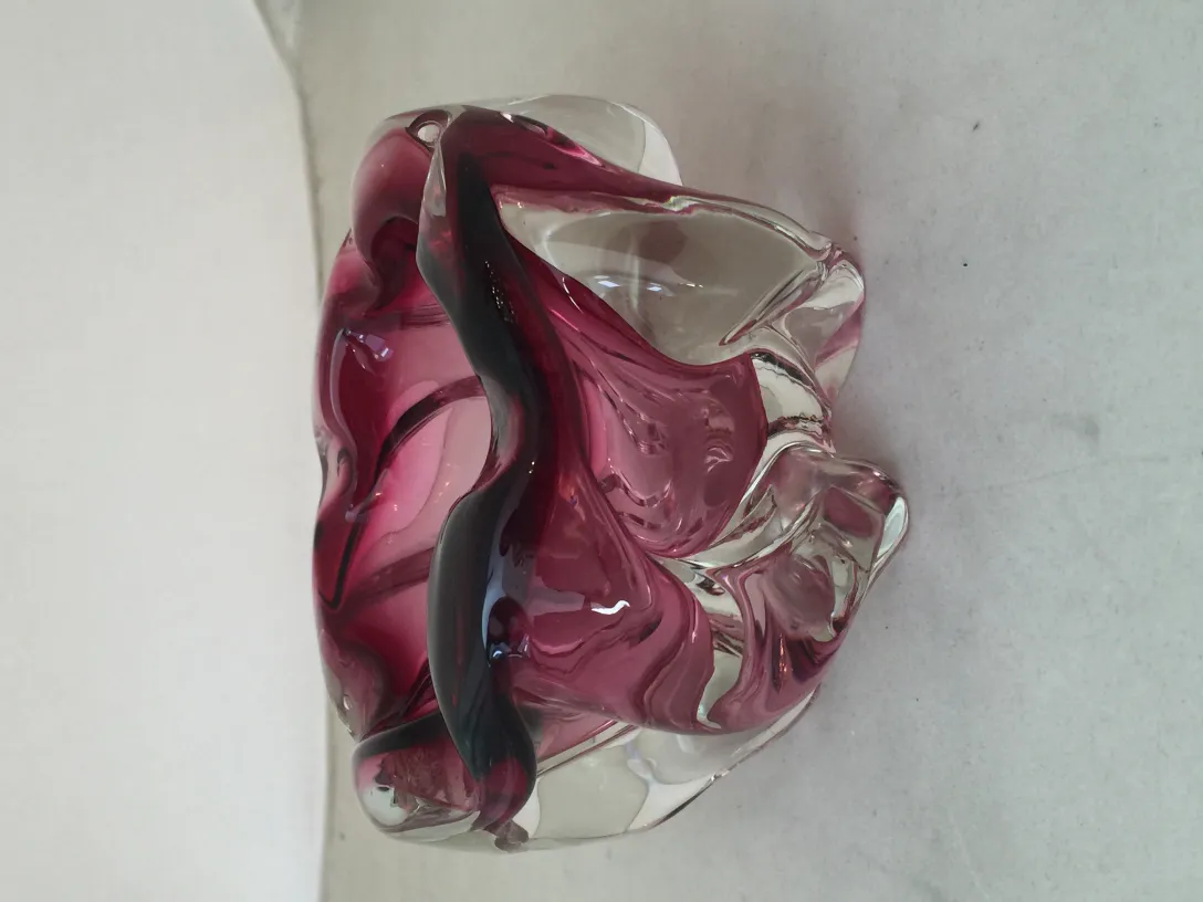 Antikes Murano-Glas mit lebendigen Farben in Wellenformen.