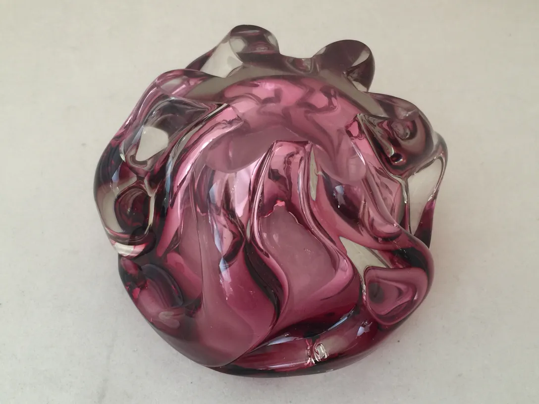 Antico vetro di Murano in forma ondulata di colore viola