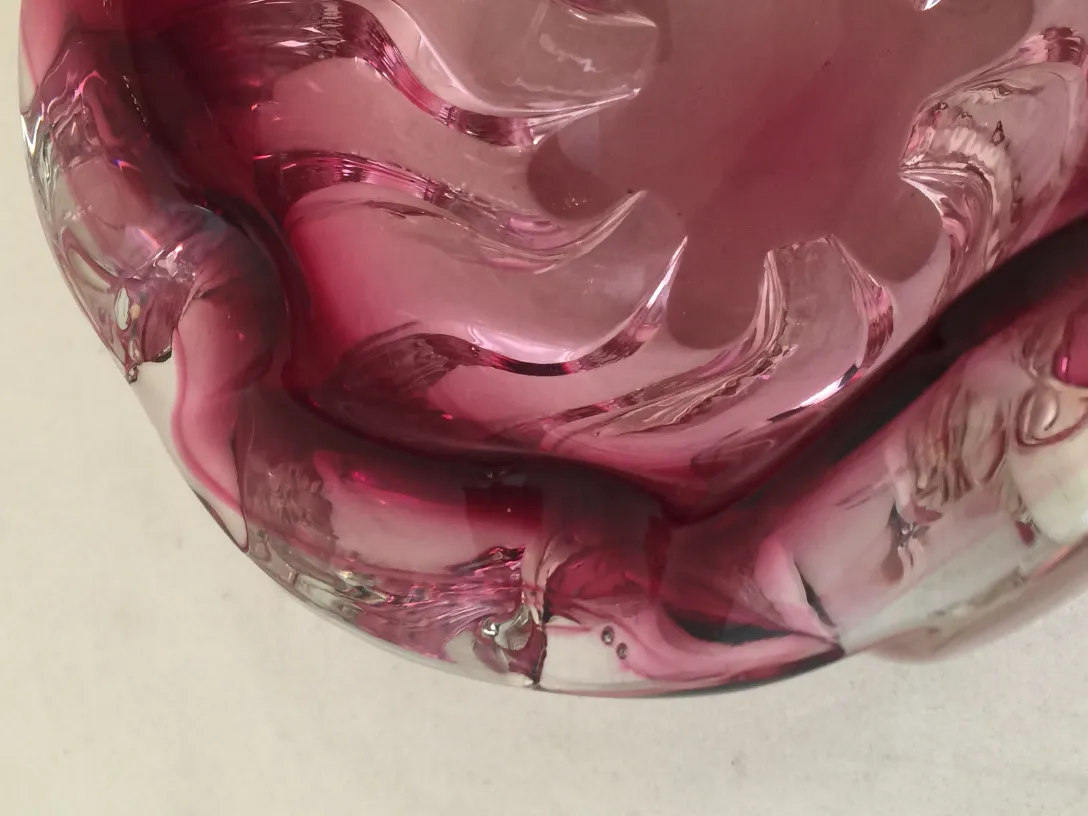 schönes antikes murano-glas mit gewelltem rosa design