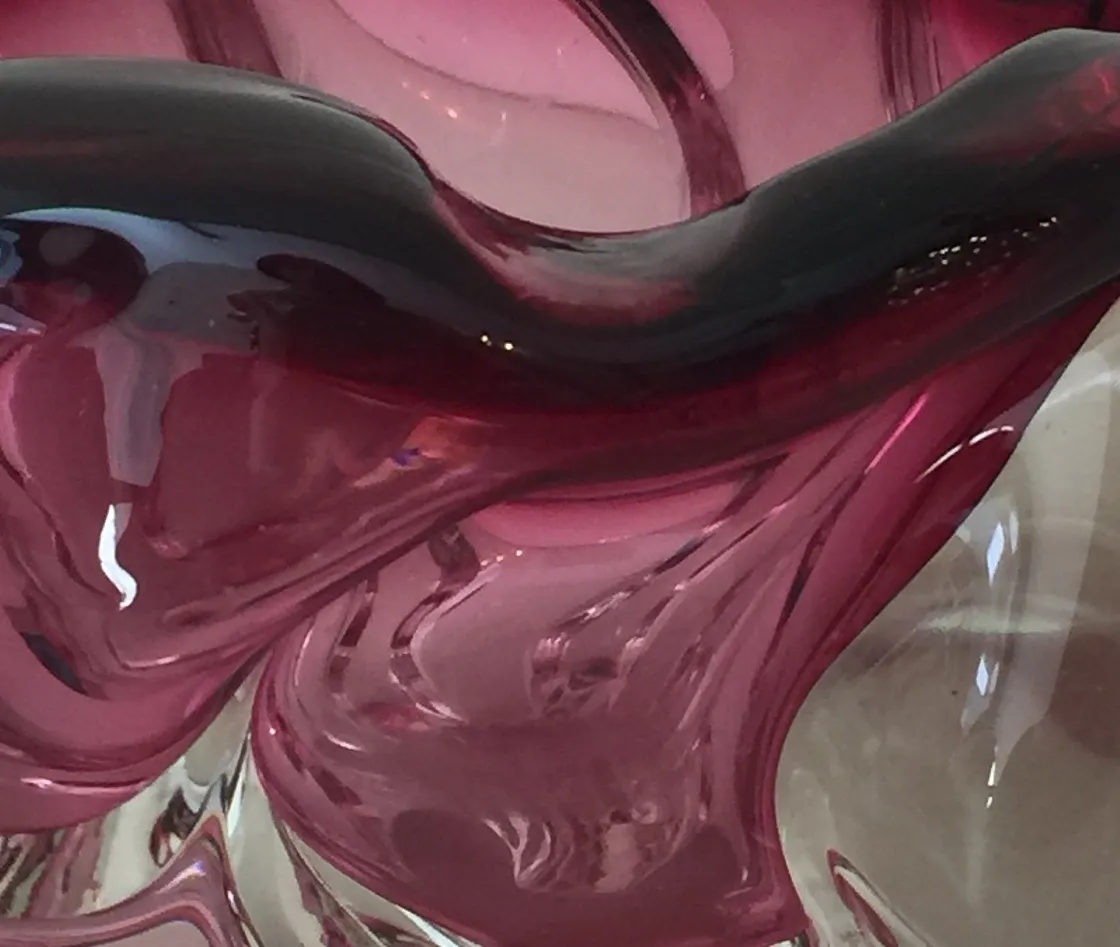 diseño en cristal de murano en tonos rosados y negros, formas suaves