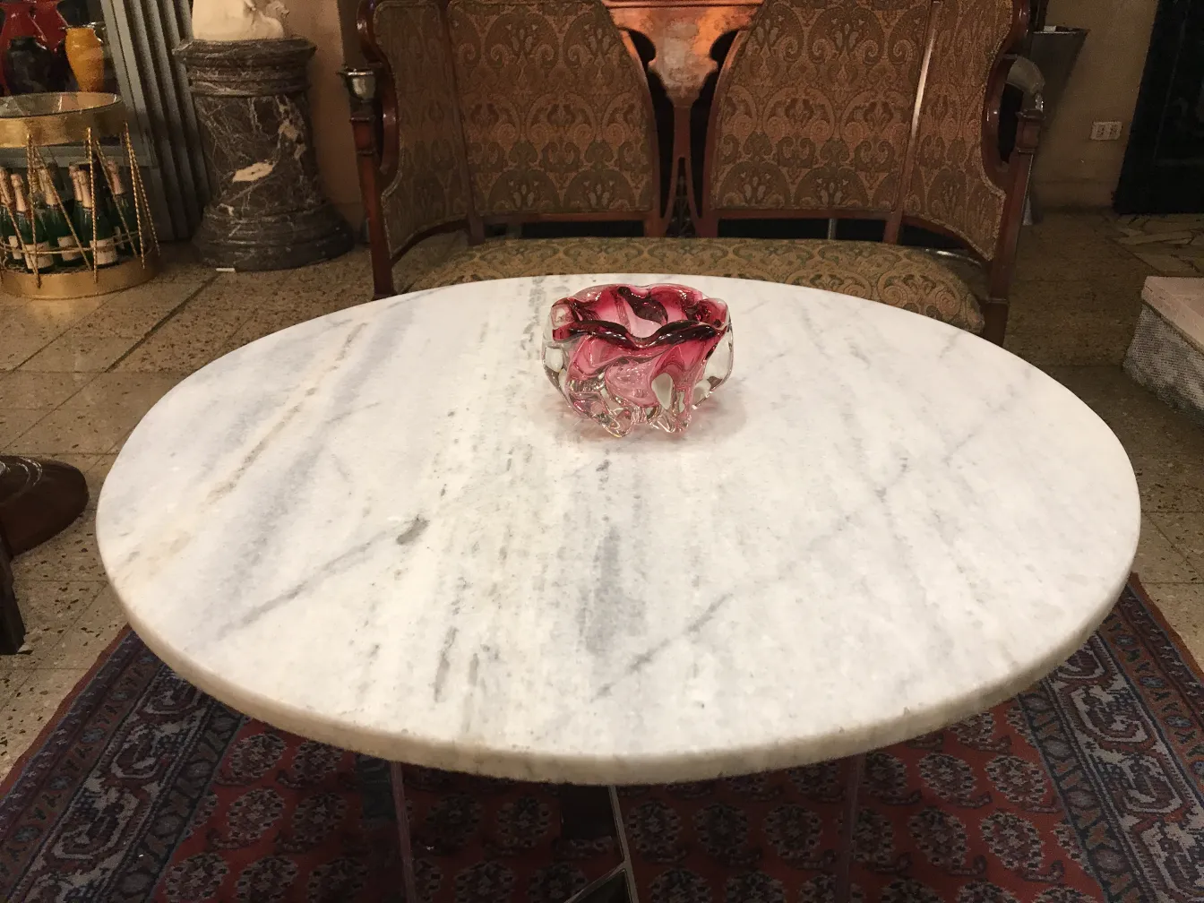vidro de murano decorativo em vermelho e claro em mesa de mármore