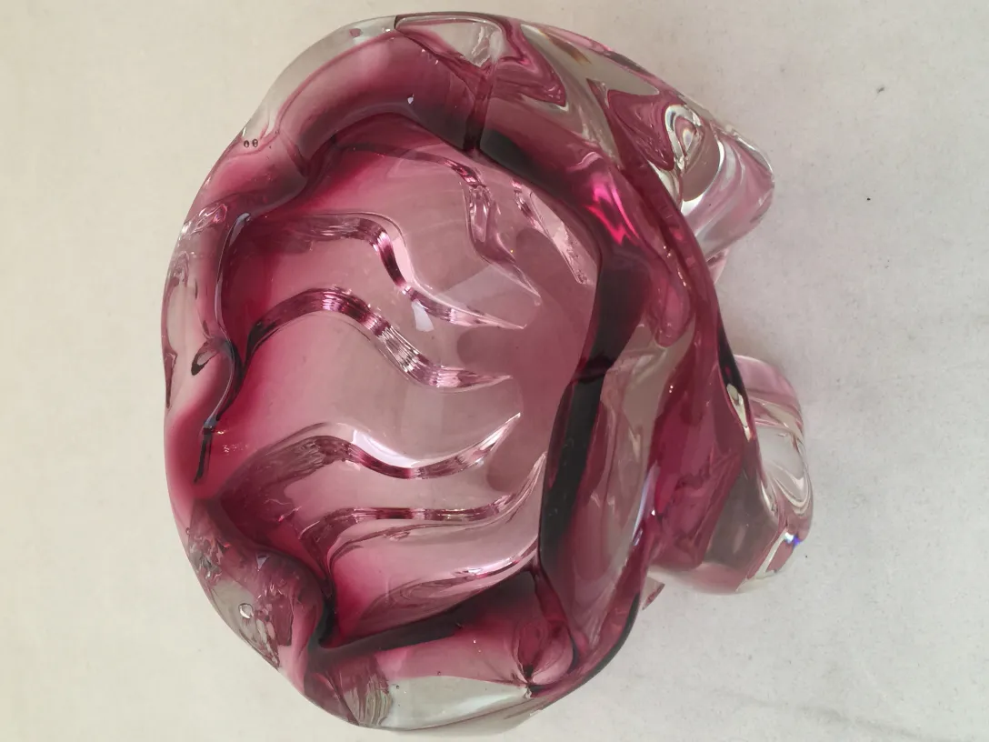 ancien cristal de murano rose avec design ondulé