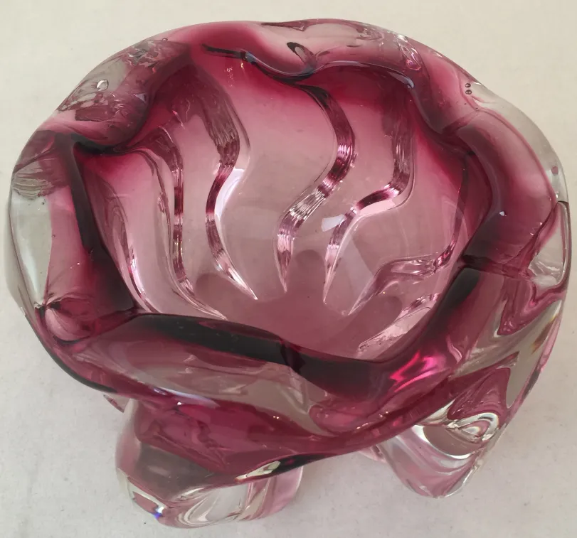 Cristal de Murano ancien décoratif en tons roses avec des formes ondulées