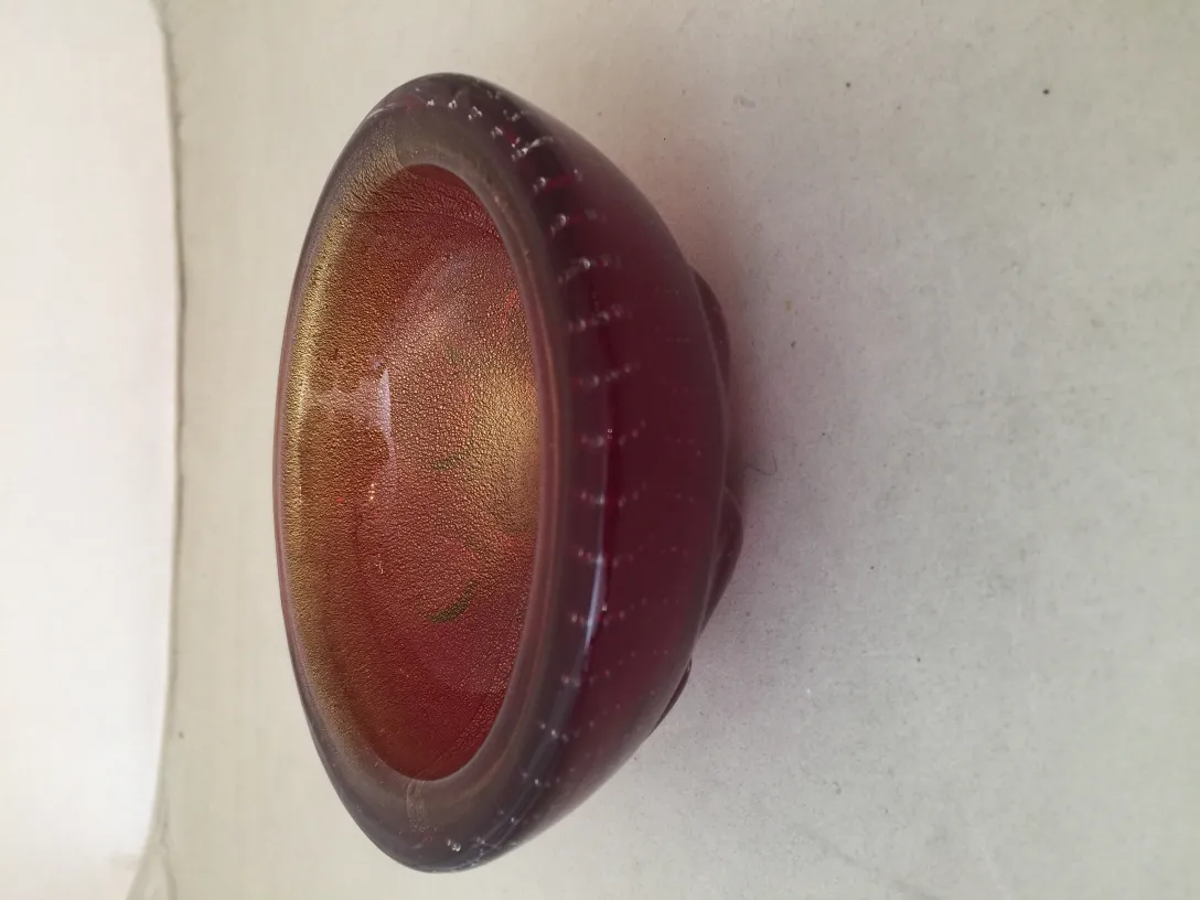 光沢のある古いムラーノガラスの赤いボウル