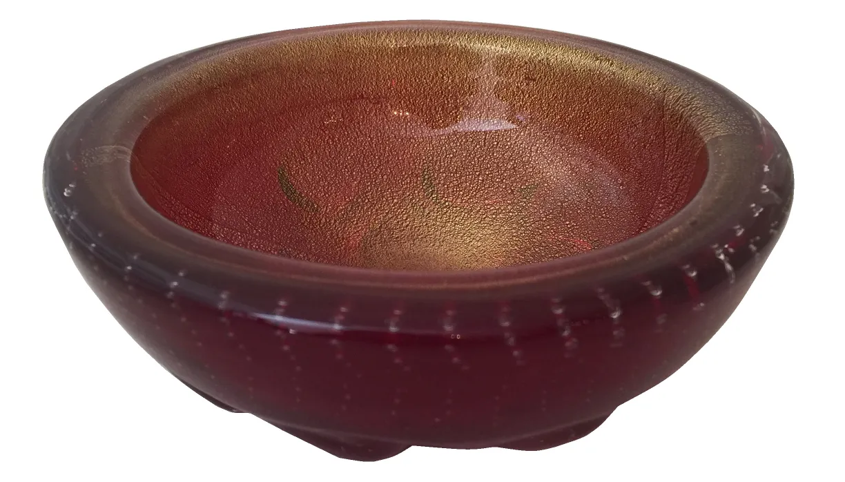 古老的穆拉诺玻璃碗，带有红色和金色的色调