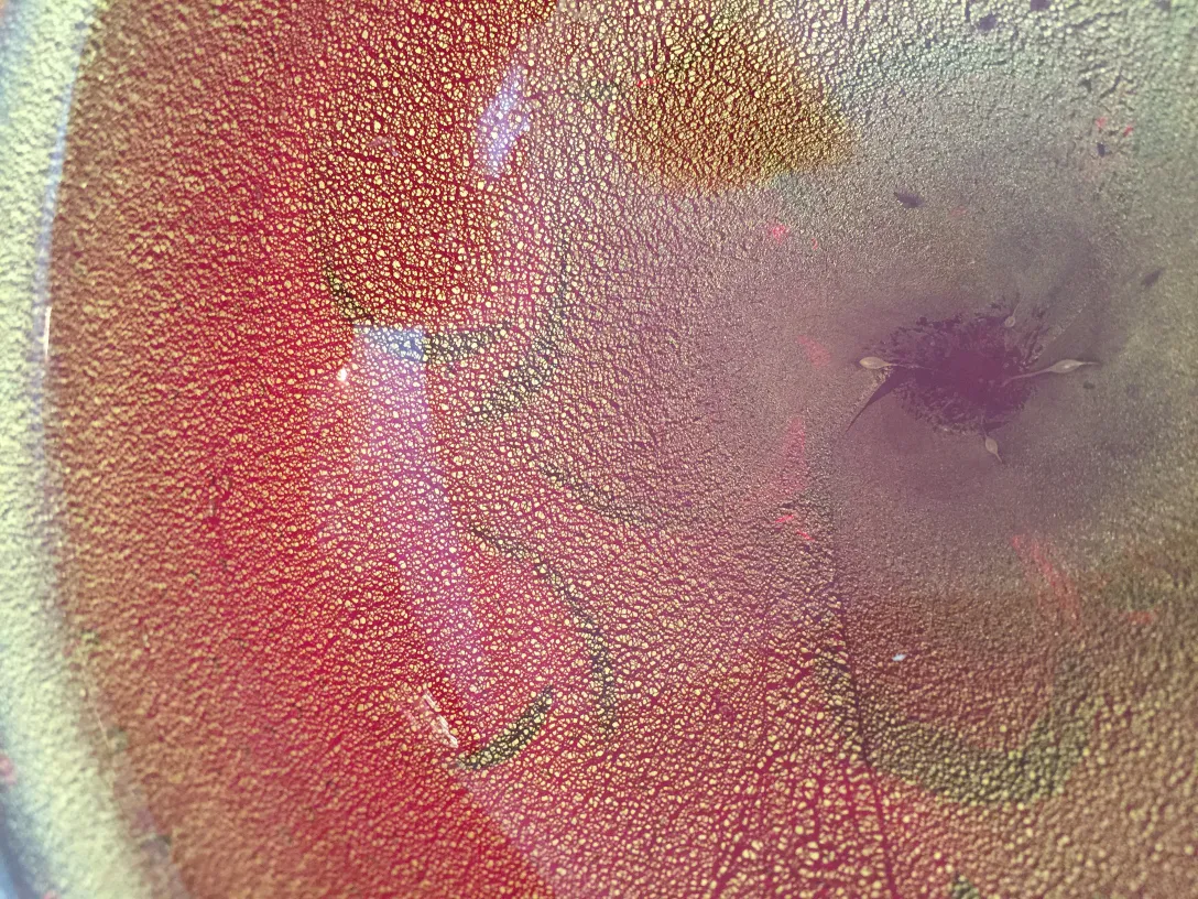 Vetro di Murano antico con colori vivaci e motivi unici.