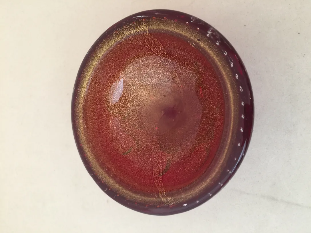 visão superior de um antigo cristal de murano em tons de vermelho