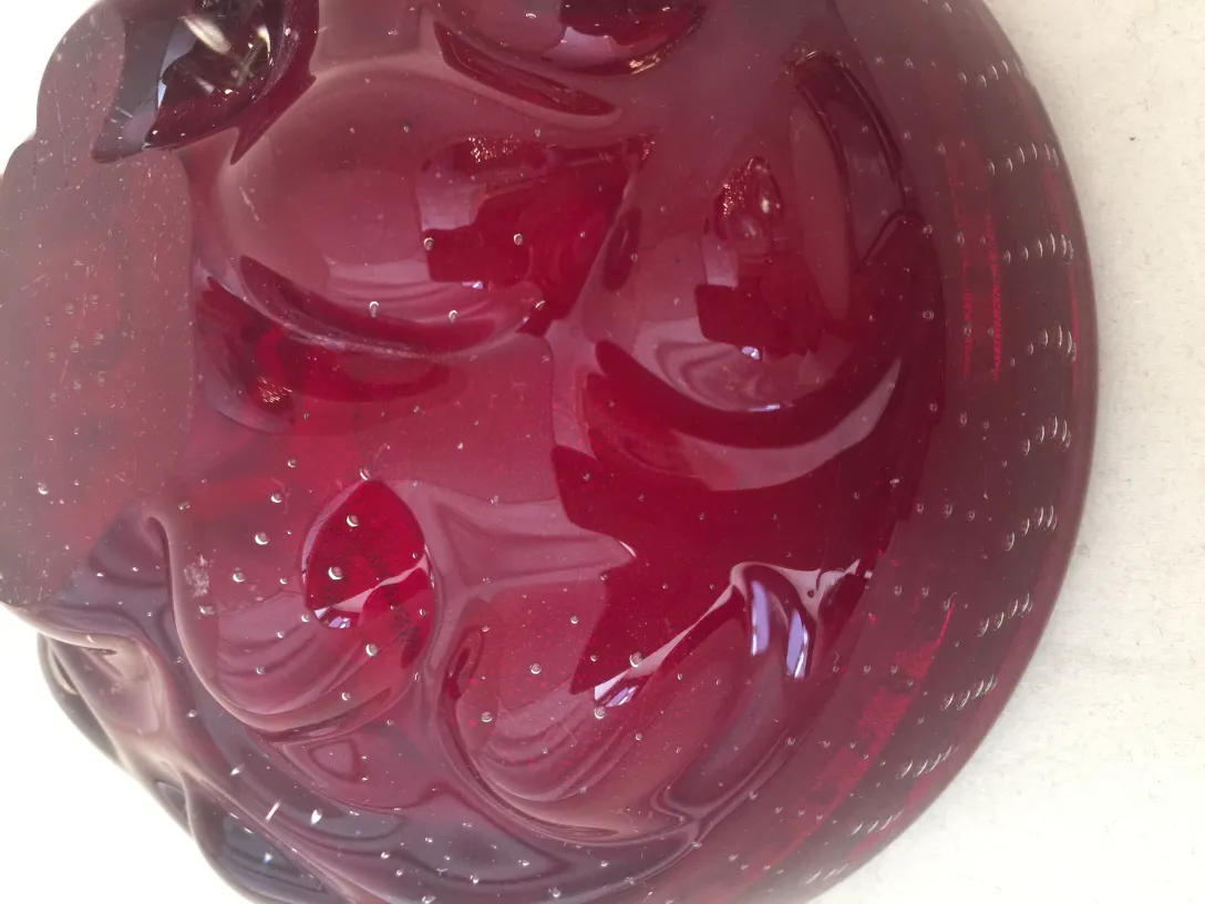 antikes Murano-Glas mit roten Details