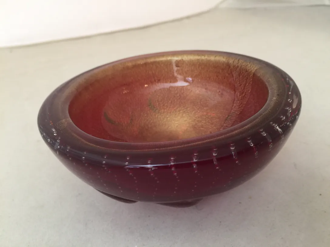 tigela de cristal de murano em tons vermelhos com acabamento brilhante