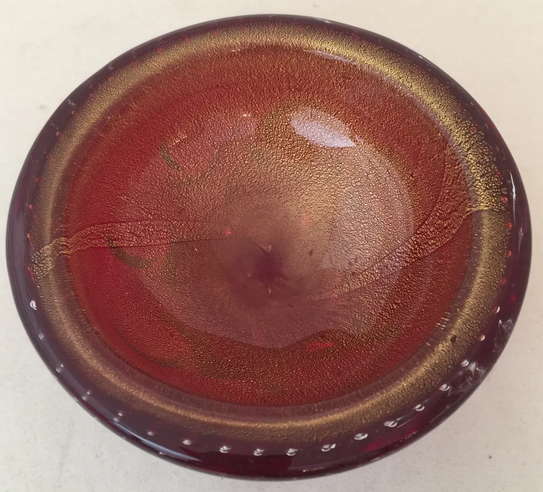 pezzo di vetro di murano rosso, con toni dorati e effetto testurizzato
