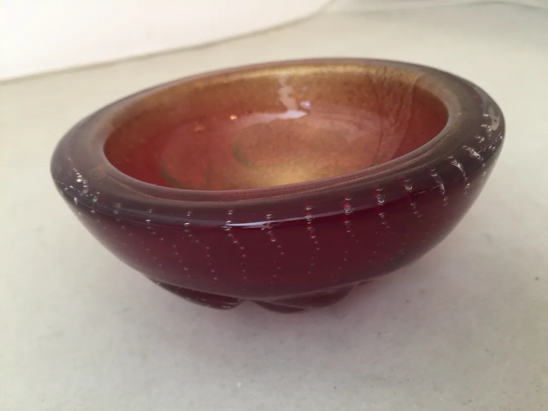 bol en cristal de murano rouge et doré avec un design distinctif