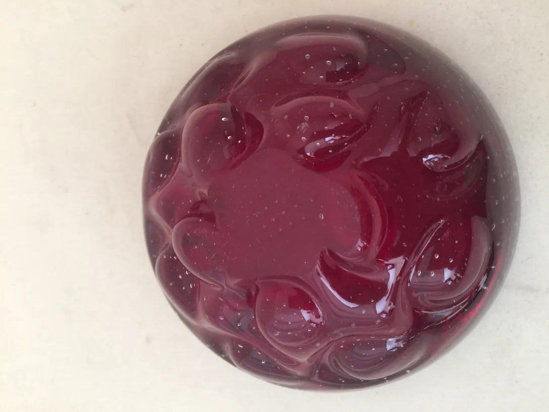 Cristal de Murano antiguo de color rojo con forma floral y burbujas