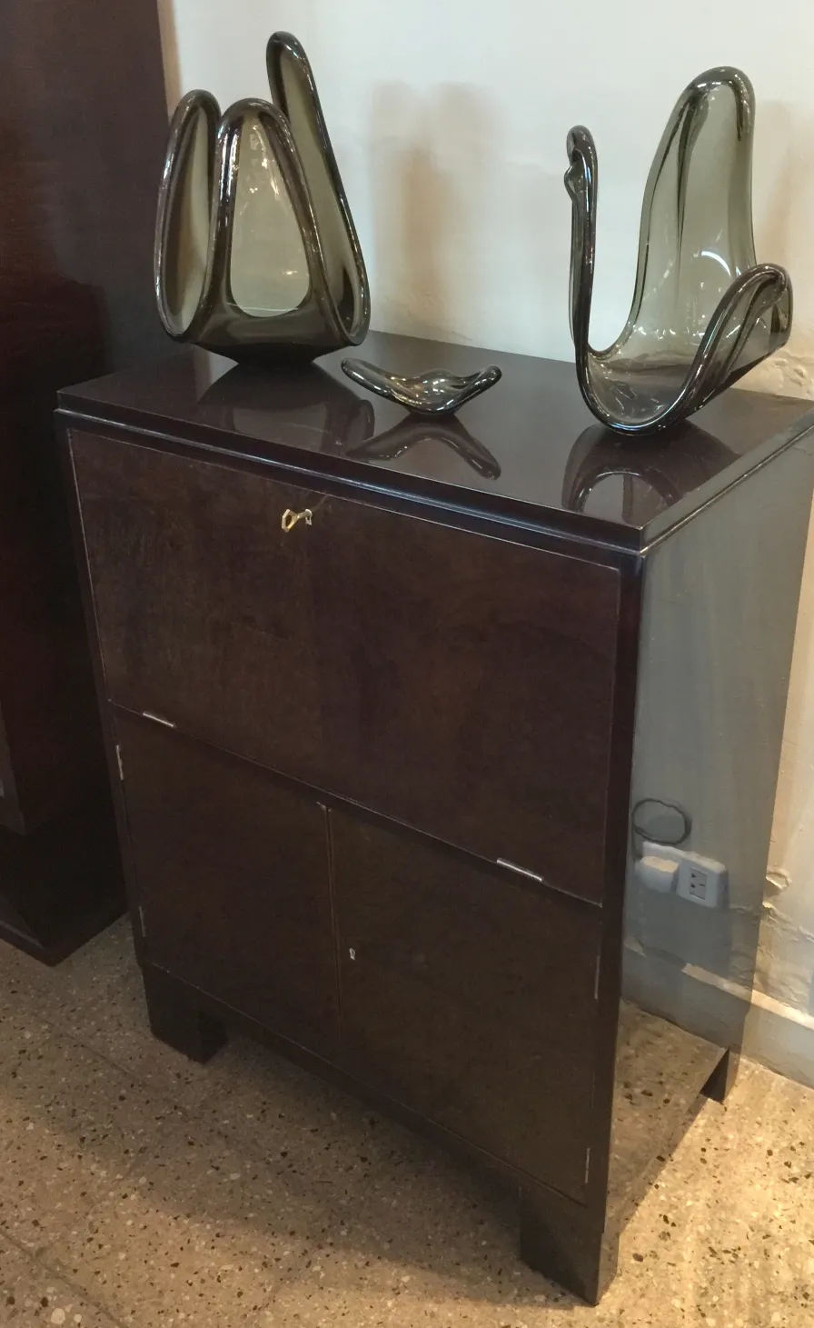 Dos piezas de cristal de murano antiguo en la mesa