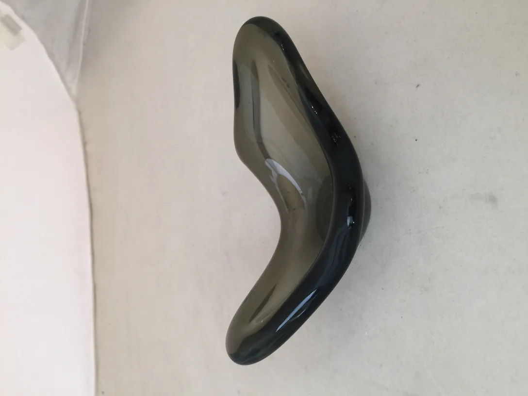 pezzo decorativo in vetro di murano con curve morbide e tonalità scure
