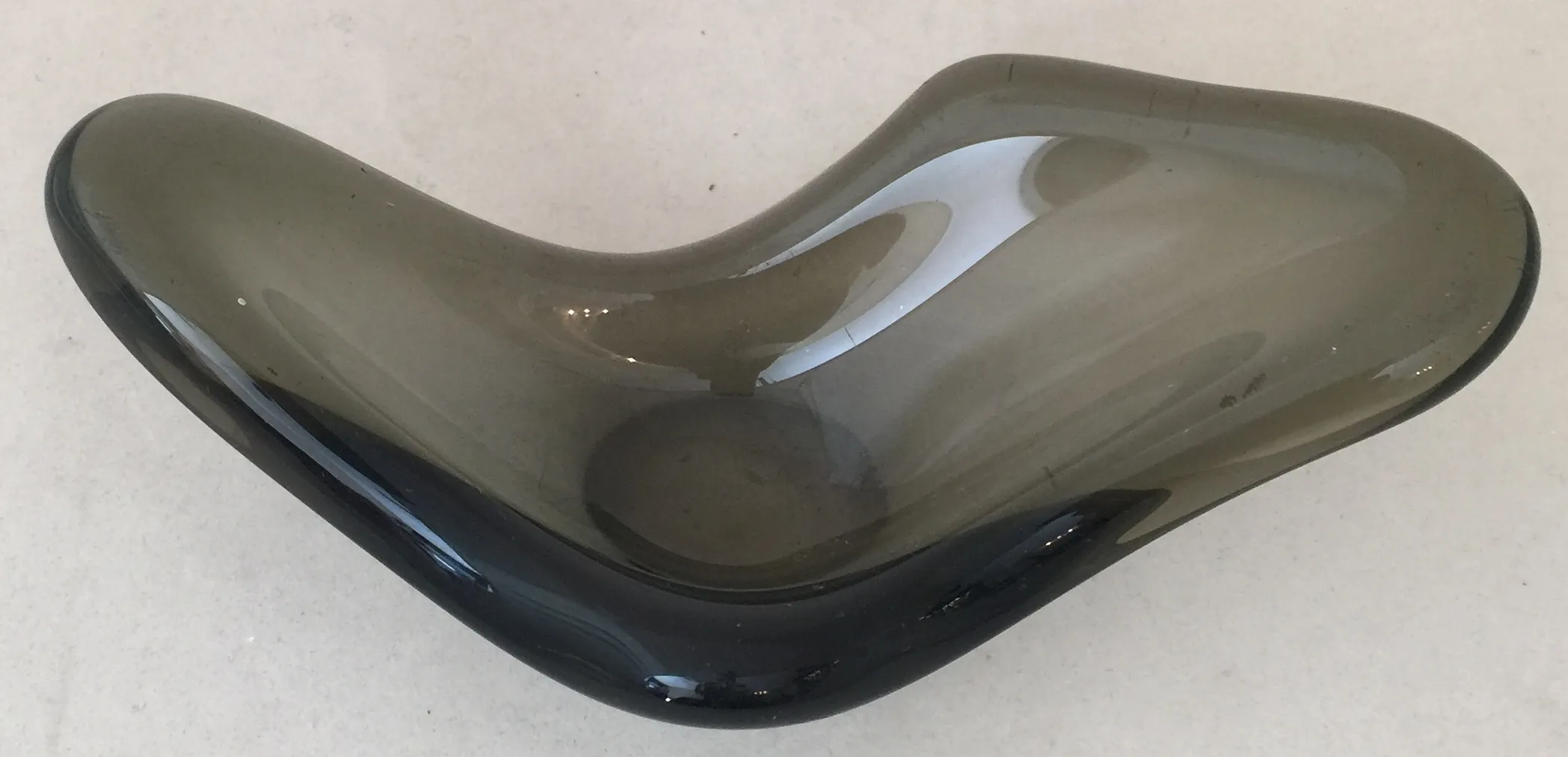 dekoratives antikes murano-glas in dunklen farbtönen