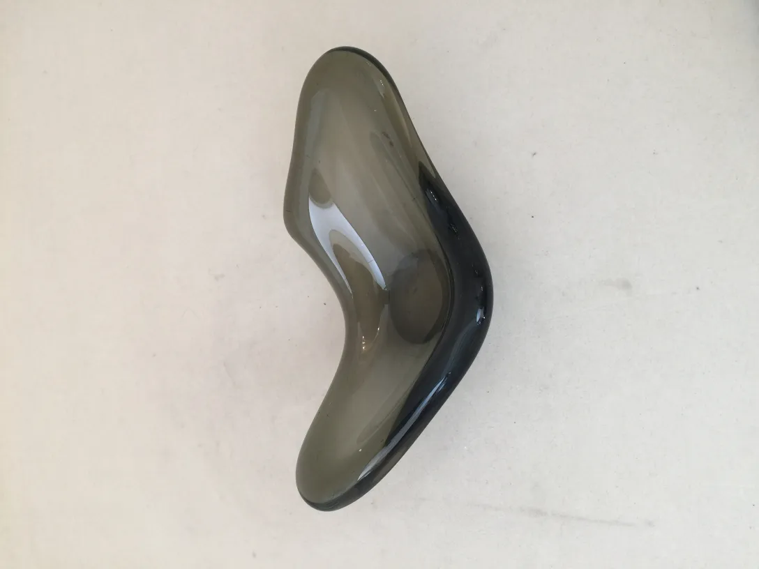 Antikes Murano-Glas mit eleganter Form und dunklen Farben.