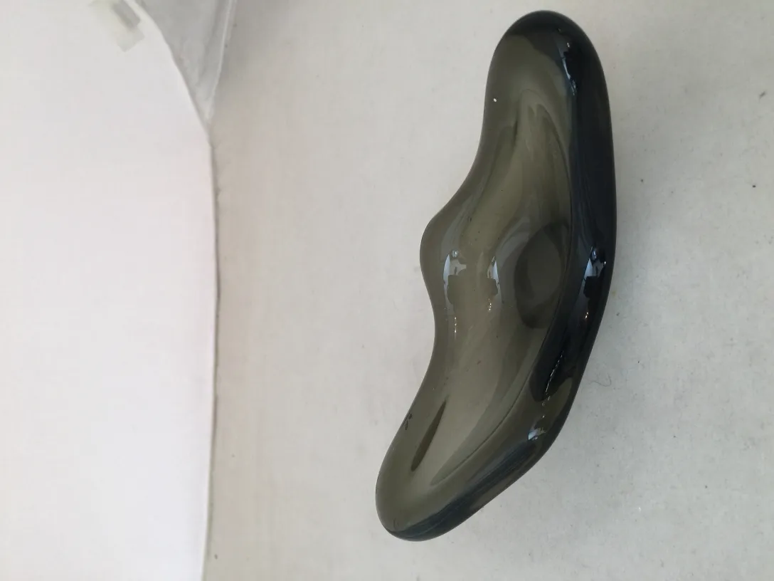 古老的穆拉诺玻璃装饰品，深色调