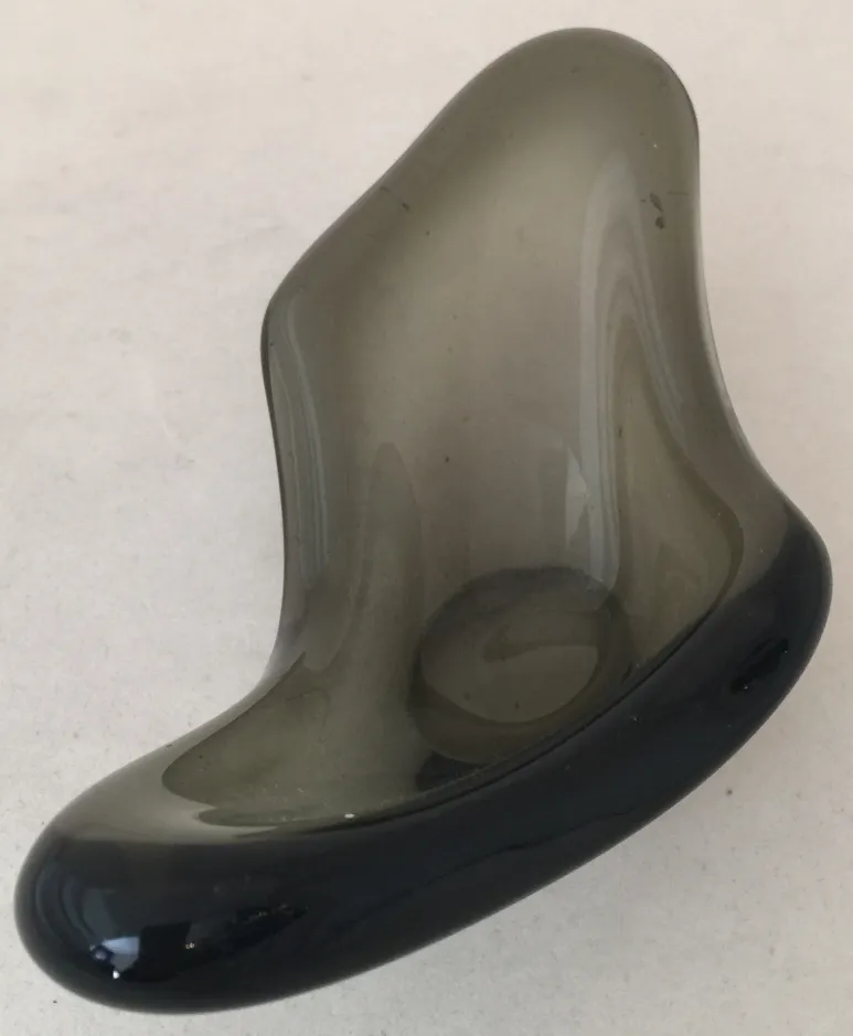 Antike murano-glas figur in dunklen tönen, einzigartige moderne form