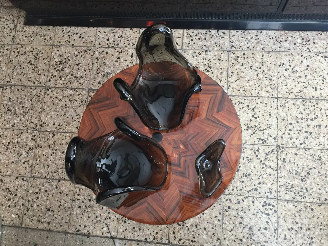 Cristal de murano decorativo em tons escuros sobre mesa de madeira