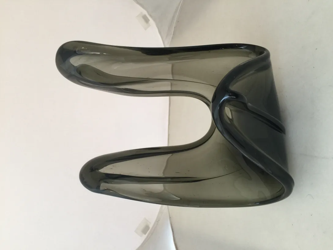 Splendido vaso a forma di U, colore grigio scuro, con finitura liscia.