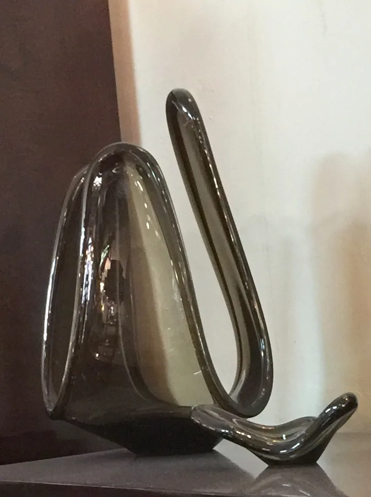 深色的穆拉诺玻璃装饰品