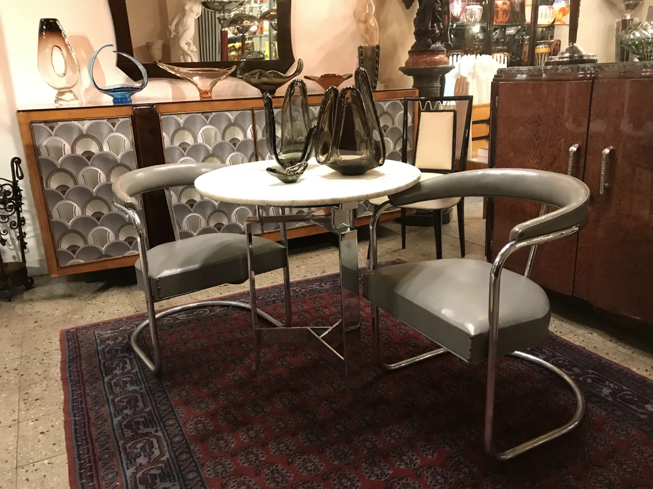 Conjunto decorativo de cristal de Murano antiguo en un ambiente elegante