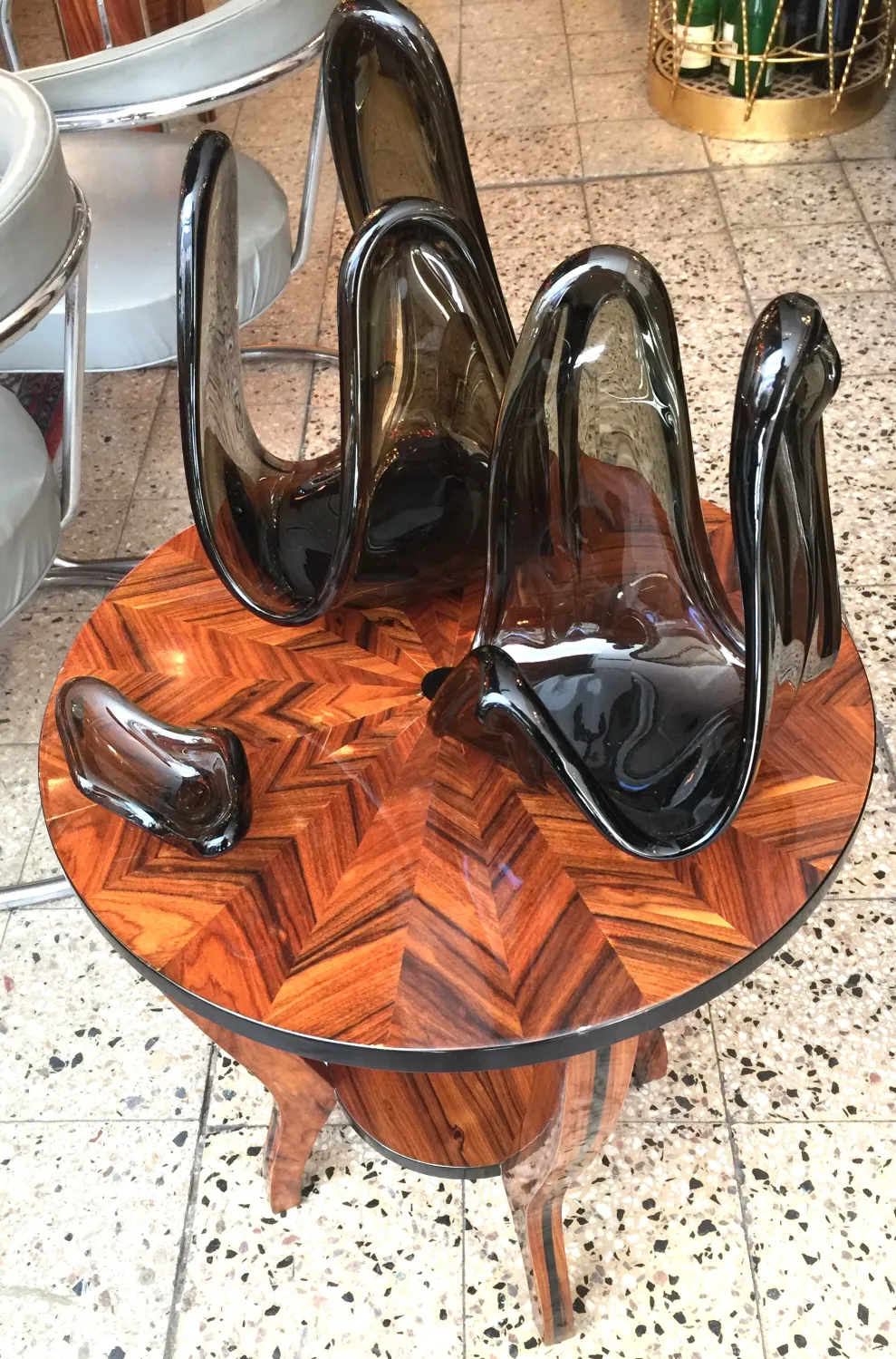 Cristal de Murano antiguo en forma de escultura decorativa, tonos oscuros.