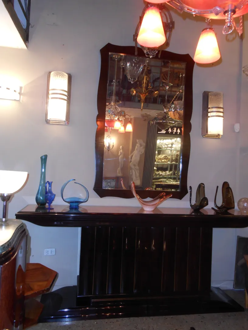 cristal de murano décoratif sur étagère ancienne avec lampes