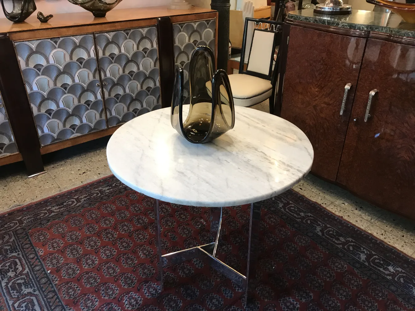 Antico vetro di Murano su un tavolo rotondo bianco con decorazioni scure