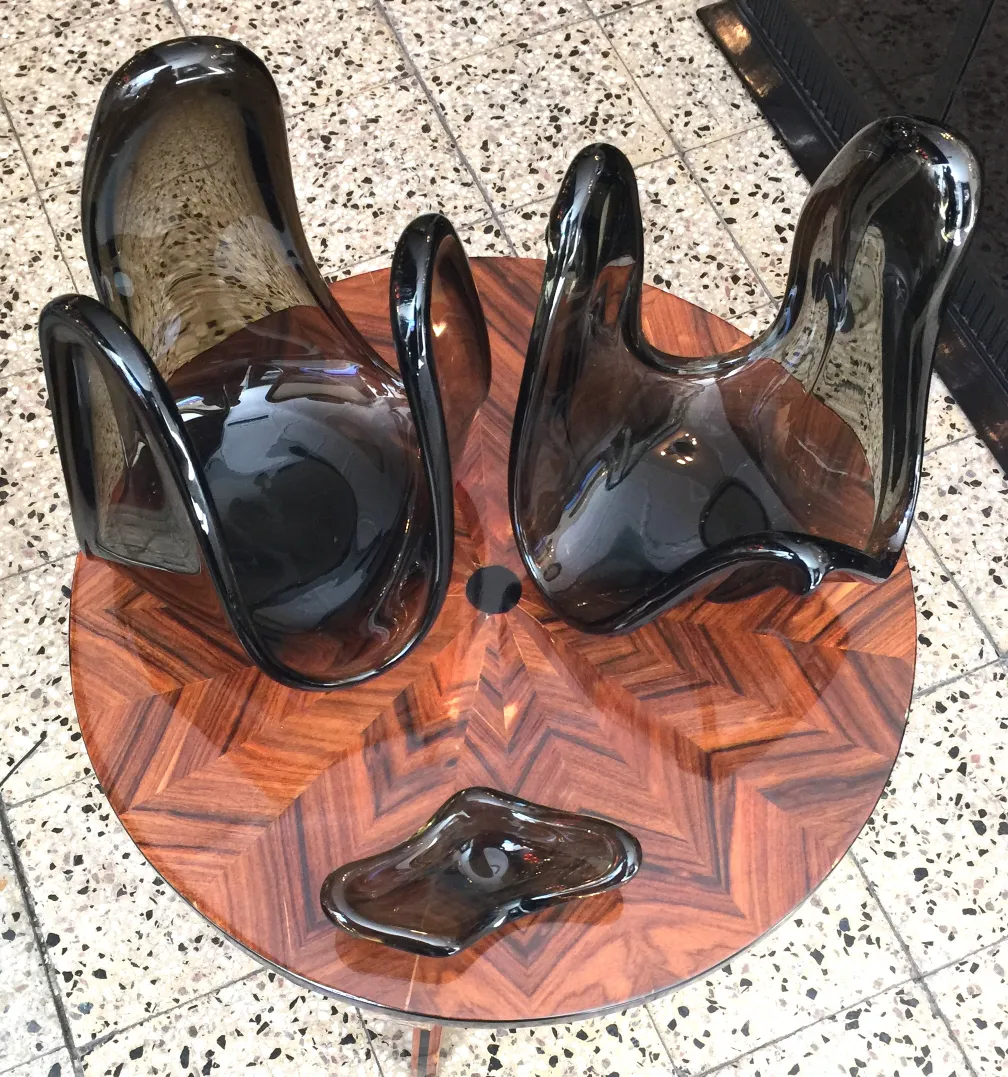 três peças de cristal de murano antigo sobre uma mesa decorativa