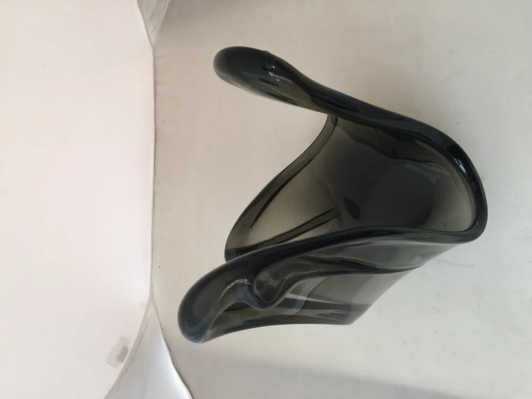 ユニークな形と暗い色の古いムラーノガラスの彫刻