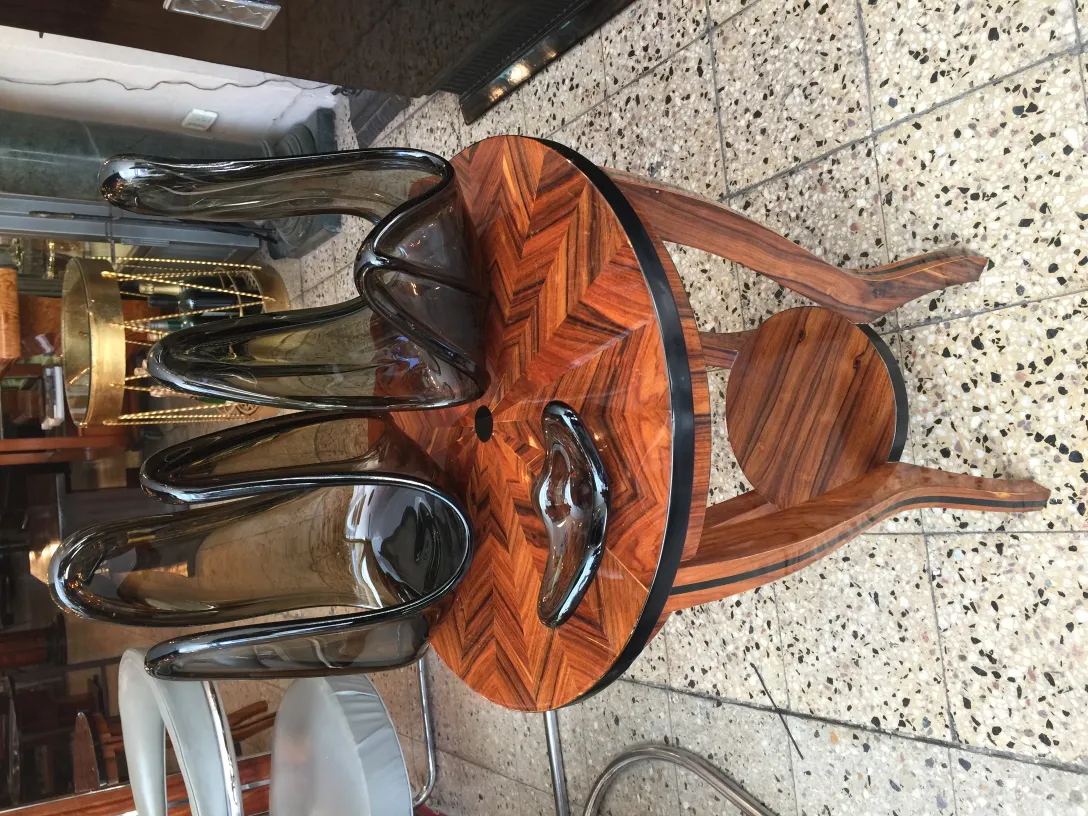 Murano-Glas in wellenförmiger Form auf Holztisch