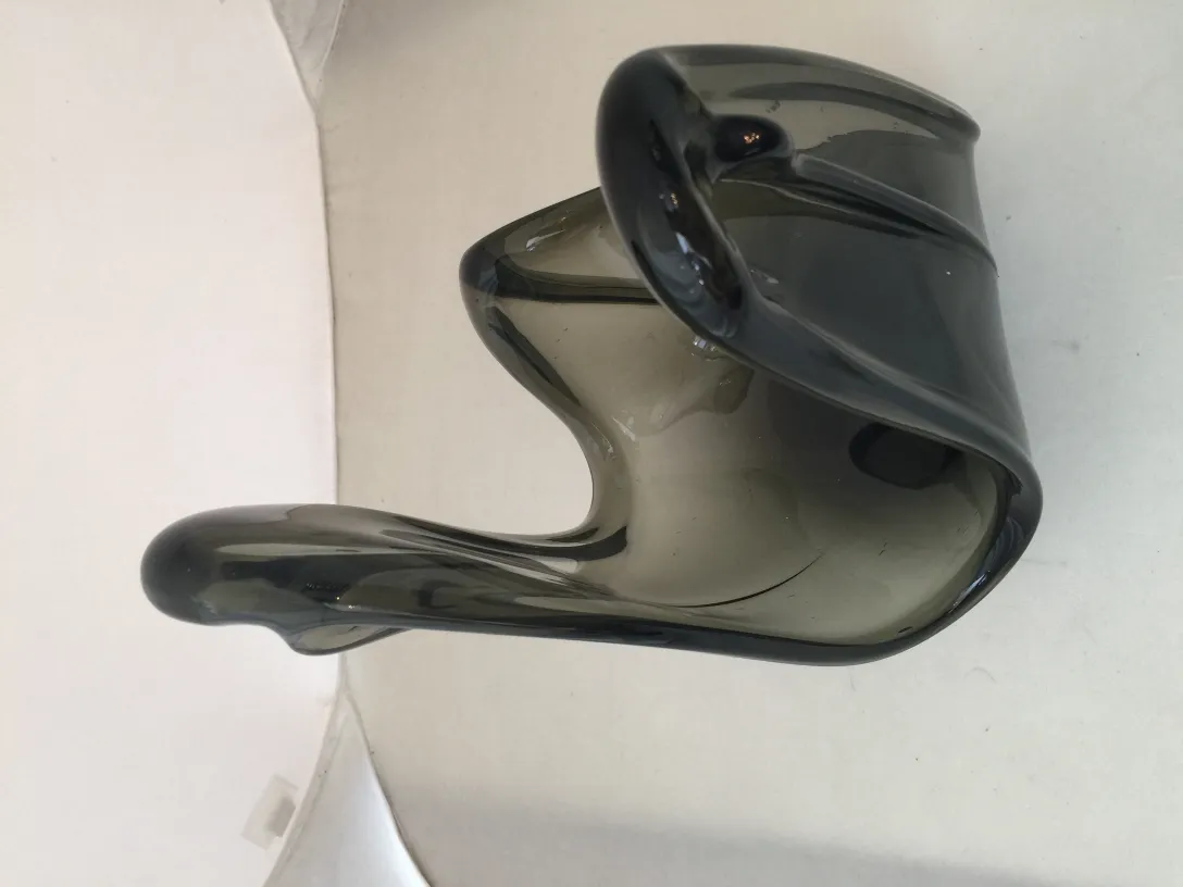 Antikes Murano-Glas mit dunklen Farbtönen und fließenden Formen