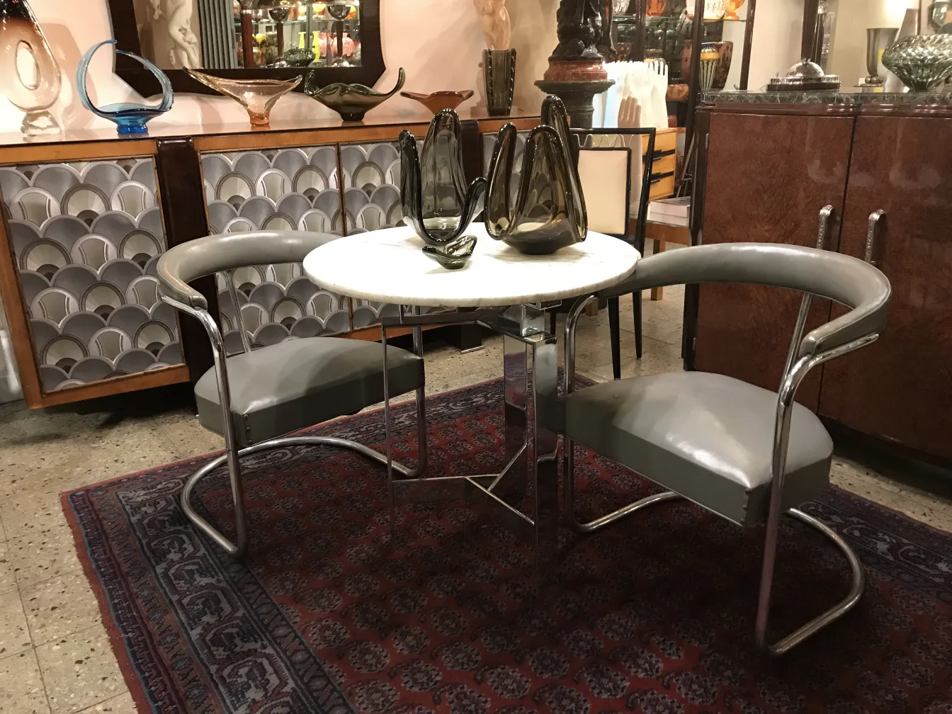 antigo cristal de murano na mesa com cadeiras