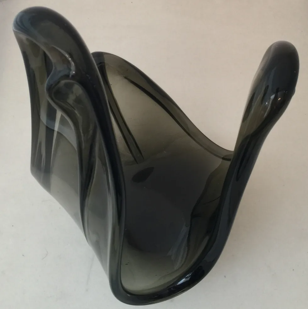 مزهرية زجاج مورانو القديمة، بشكل أنيق وألوان غامقة