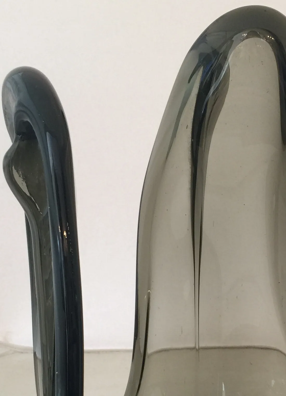 eine antike Murano-Glas-Karaffe in rauchigem Grau mit geschwungenem Design