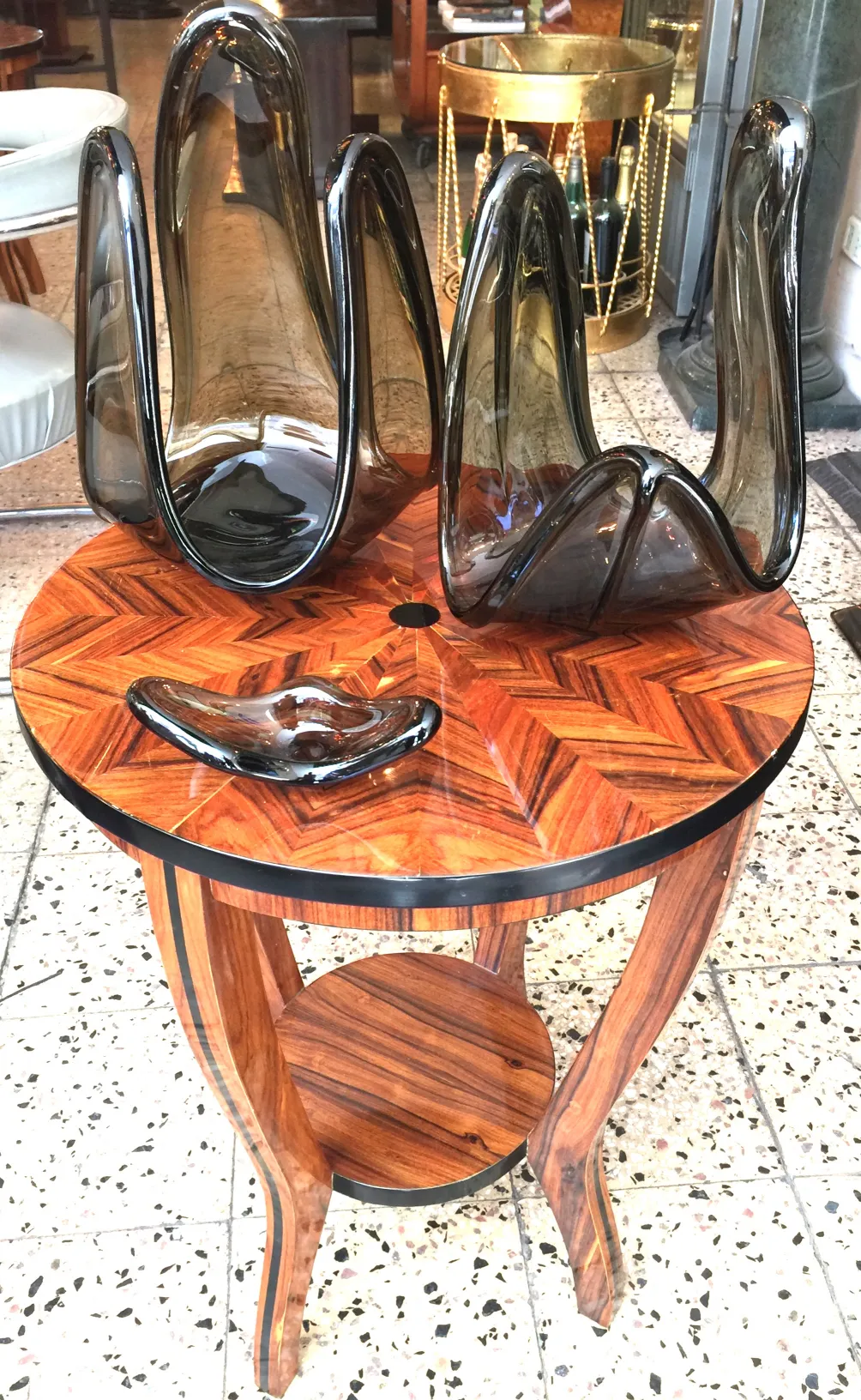 decorazione antica in vetro di murano su tavolo in legno