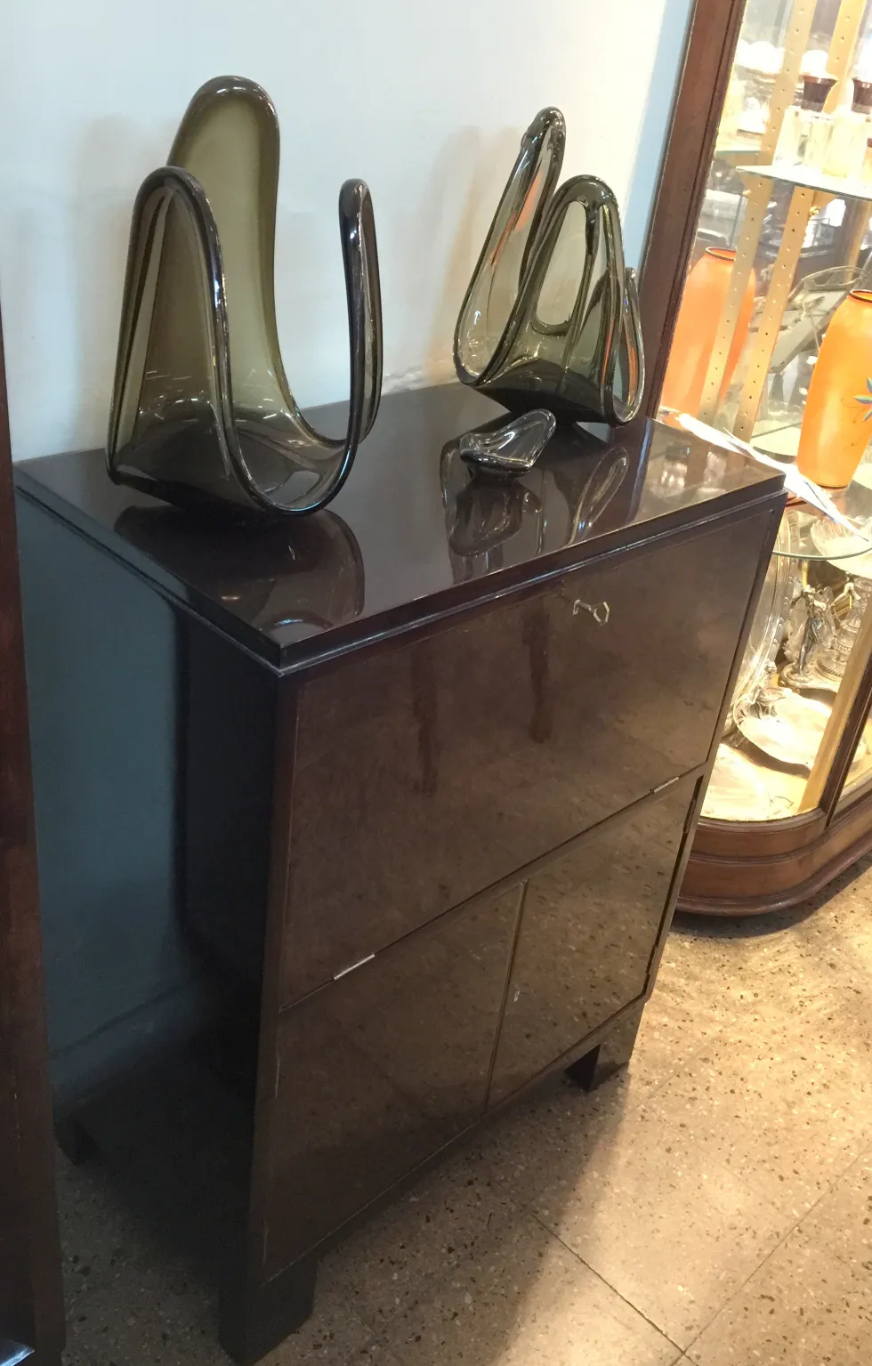 dois vasos de cristal de murano em uma mesa brilhante