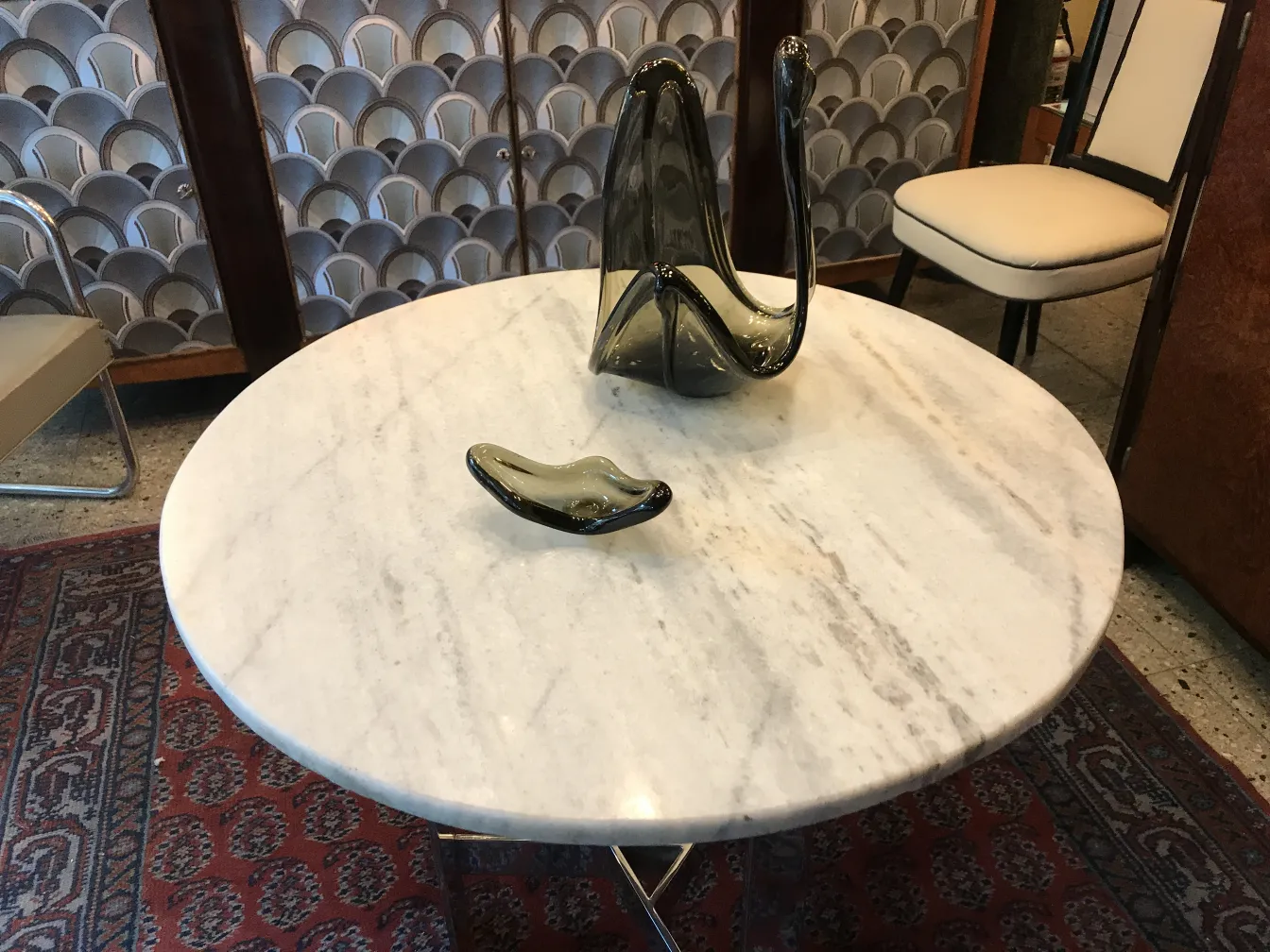 dekorative murano-glas skulpturen in einem eleganten ambiente