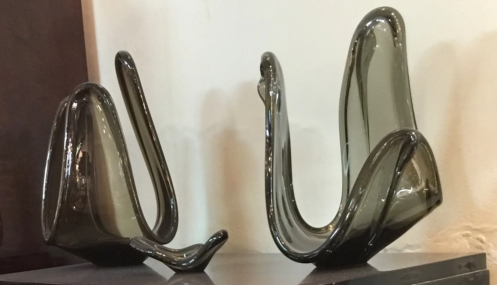 paire de cygnes en cristal de murano de couleurs sombres