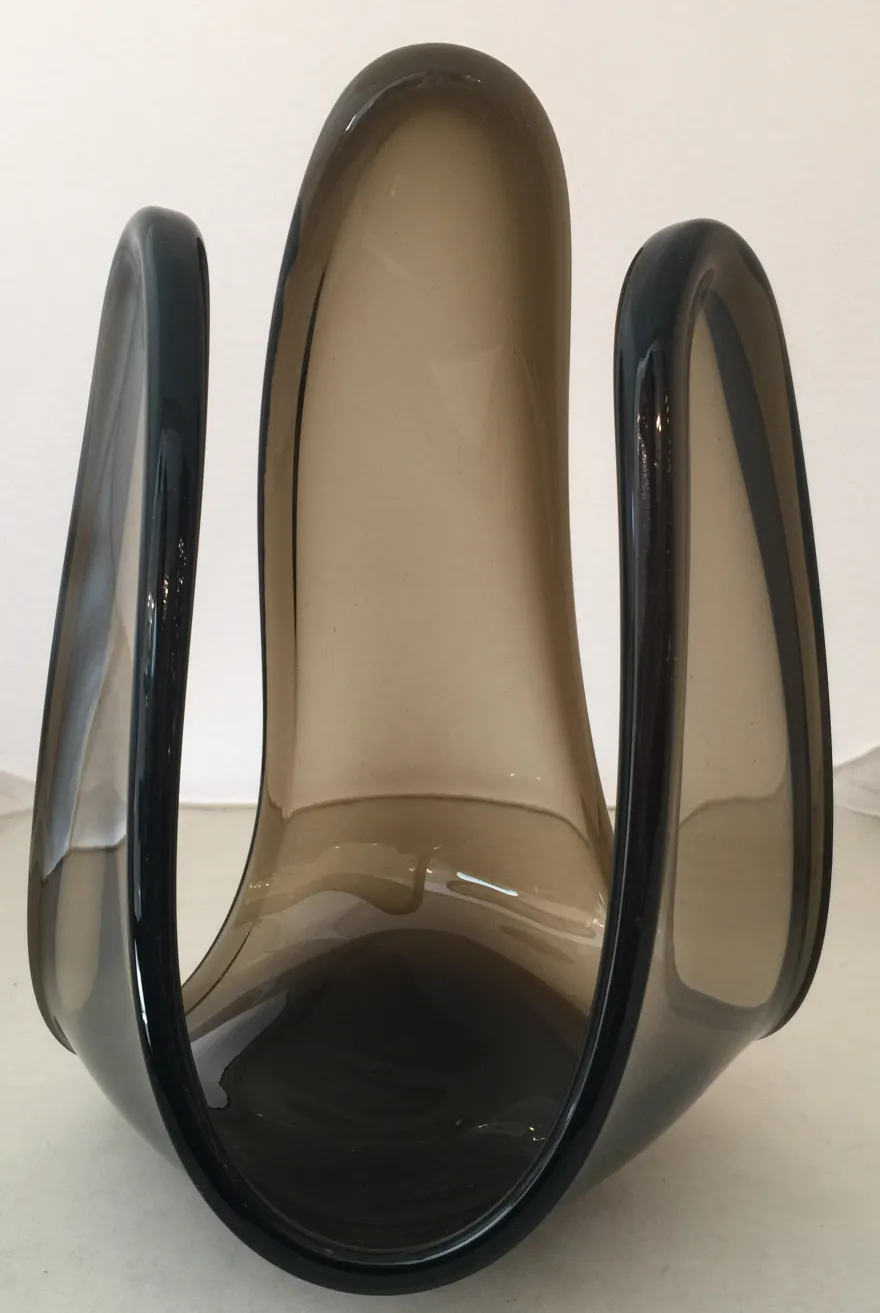 vaso antico in vetro di murano con tonalità scure e forme eleganti