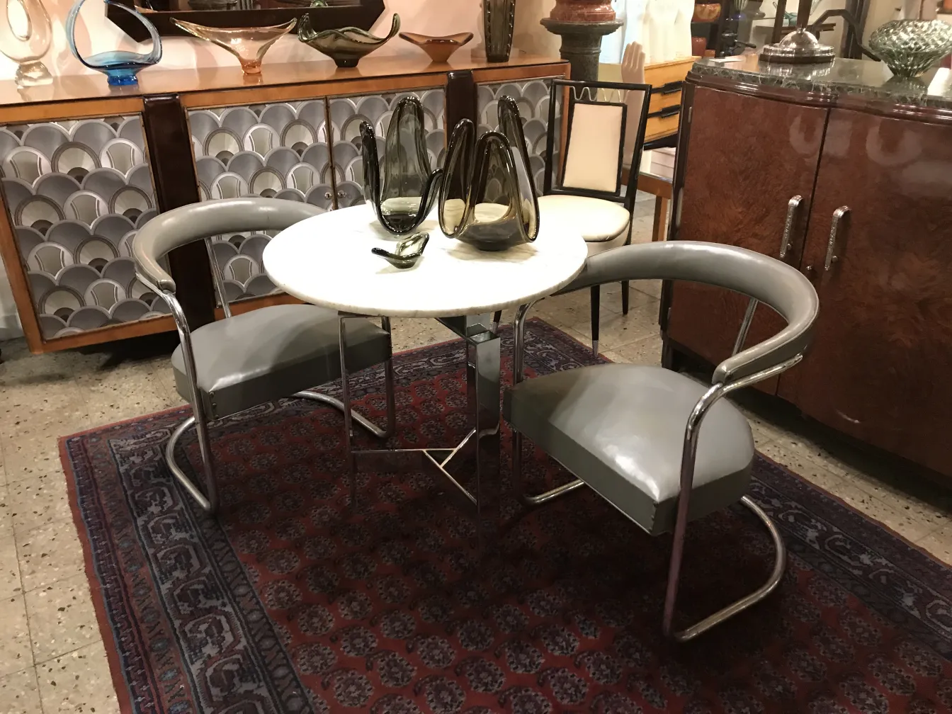 pièces en cristal de murano décoratives avec des formes élégantes sur une table