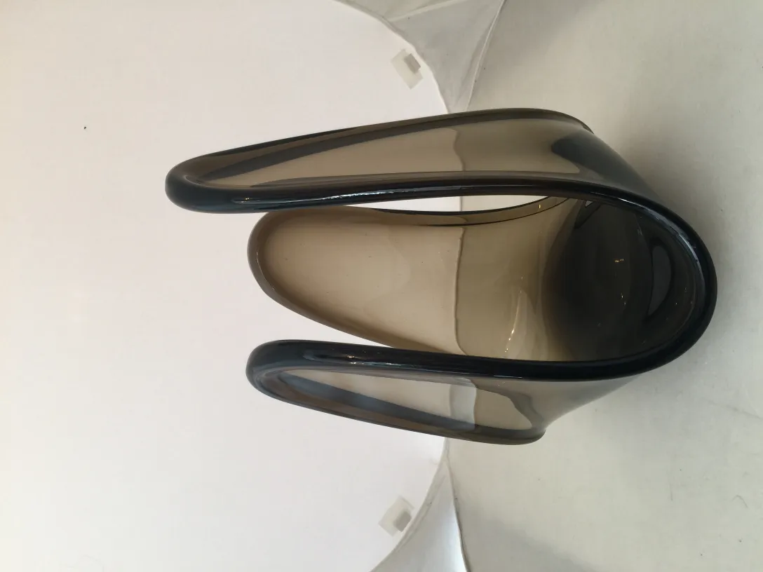 ancien morceau de cristal de murano dans des teintes sombres, forme courbée élégante