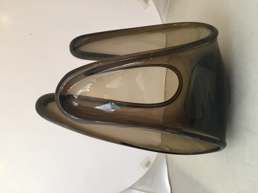 pièce ancienne en cristal de murano avec forme élégante et couleurs sombres