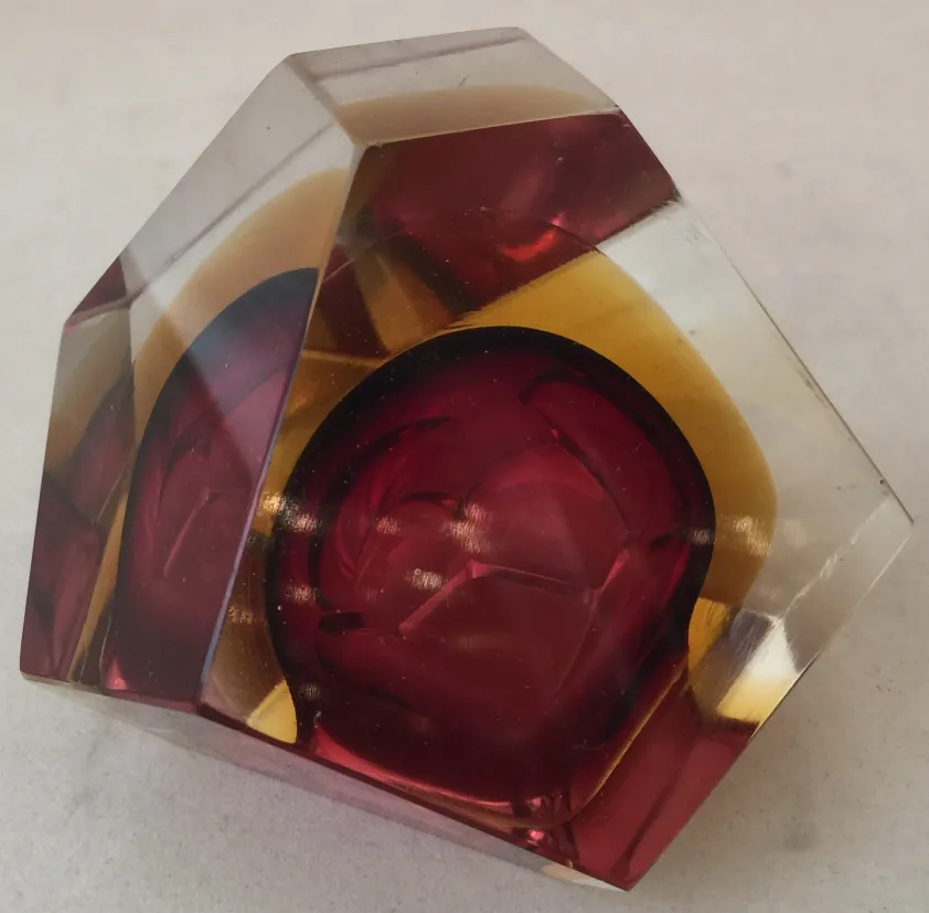 赤と金の色調を持つ美しい古いムラーノガラスフィギュア