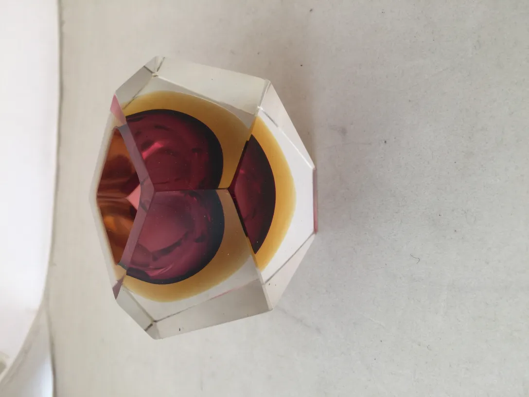 cristal de murano antigo com cores vibrantes e formas geométricas, decorativo