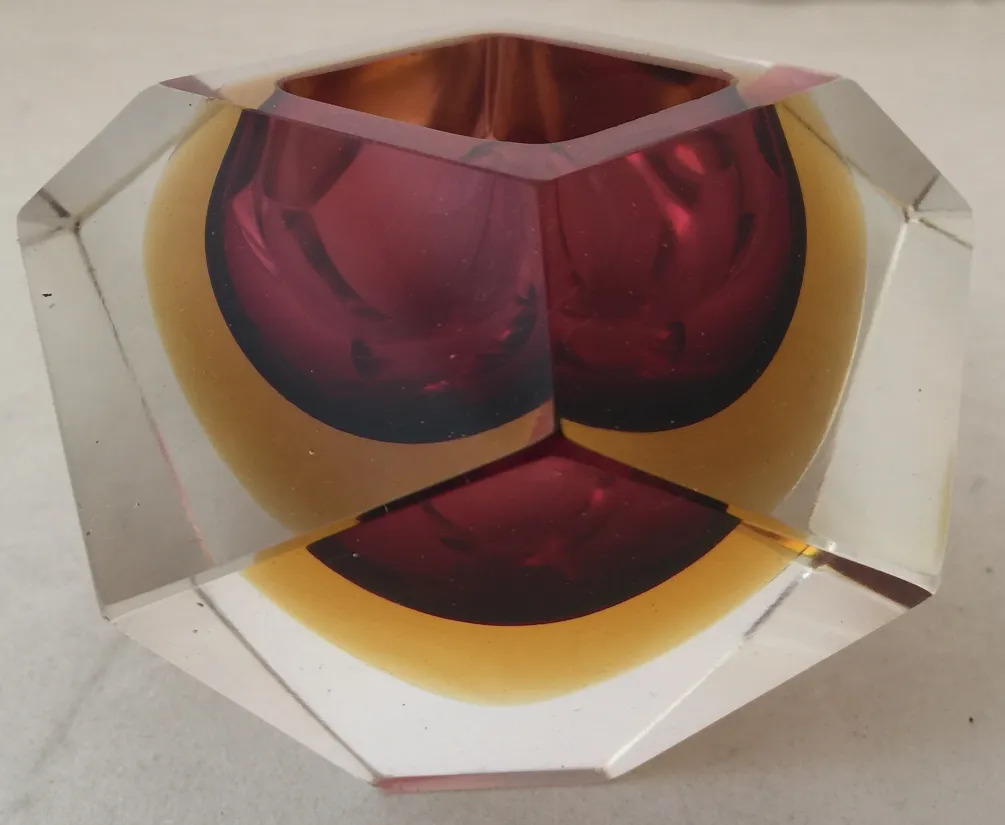 antikes murano-glas mit rot und gelb, farbenfrohes design