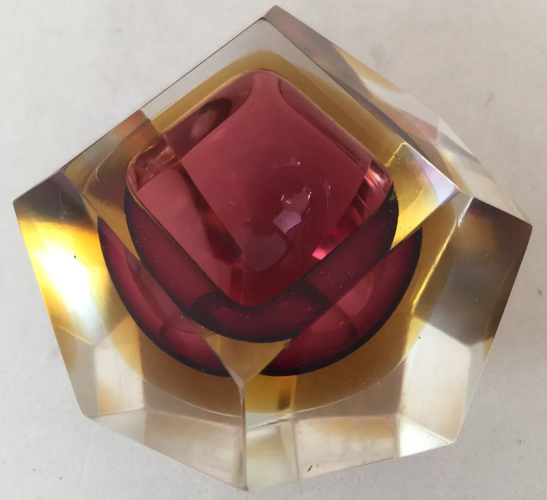 cristal de murano avec forme géométrique et couleur rouge
